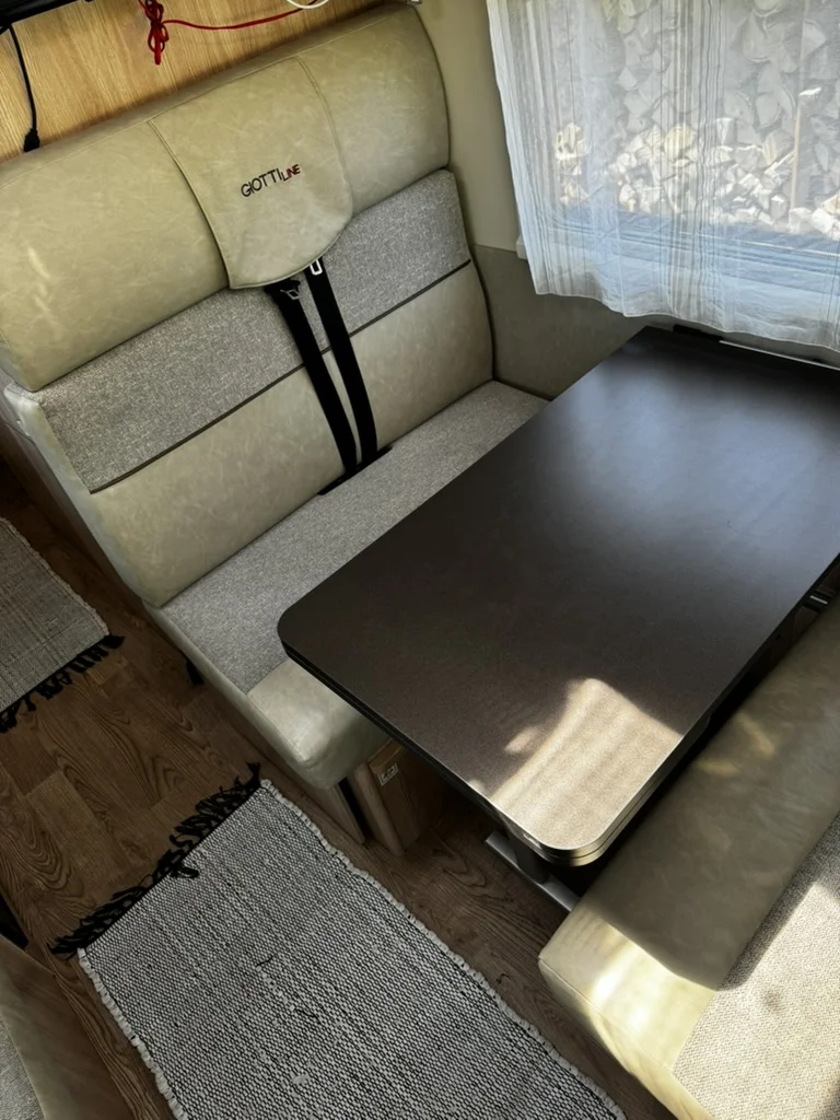 CI Horon 74 XT – salon